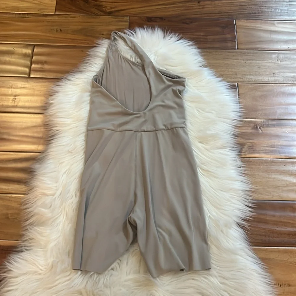 Left on Friday Shoreline Playsuit Sz Small NWOT - Picture 7 of 10